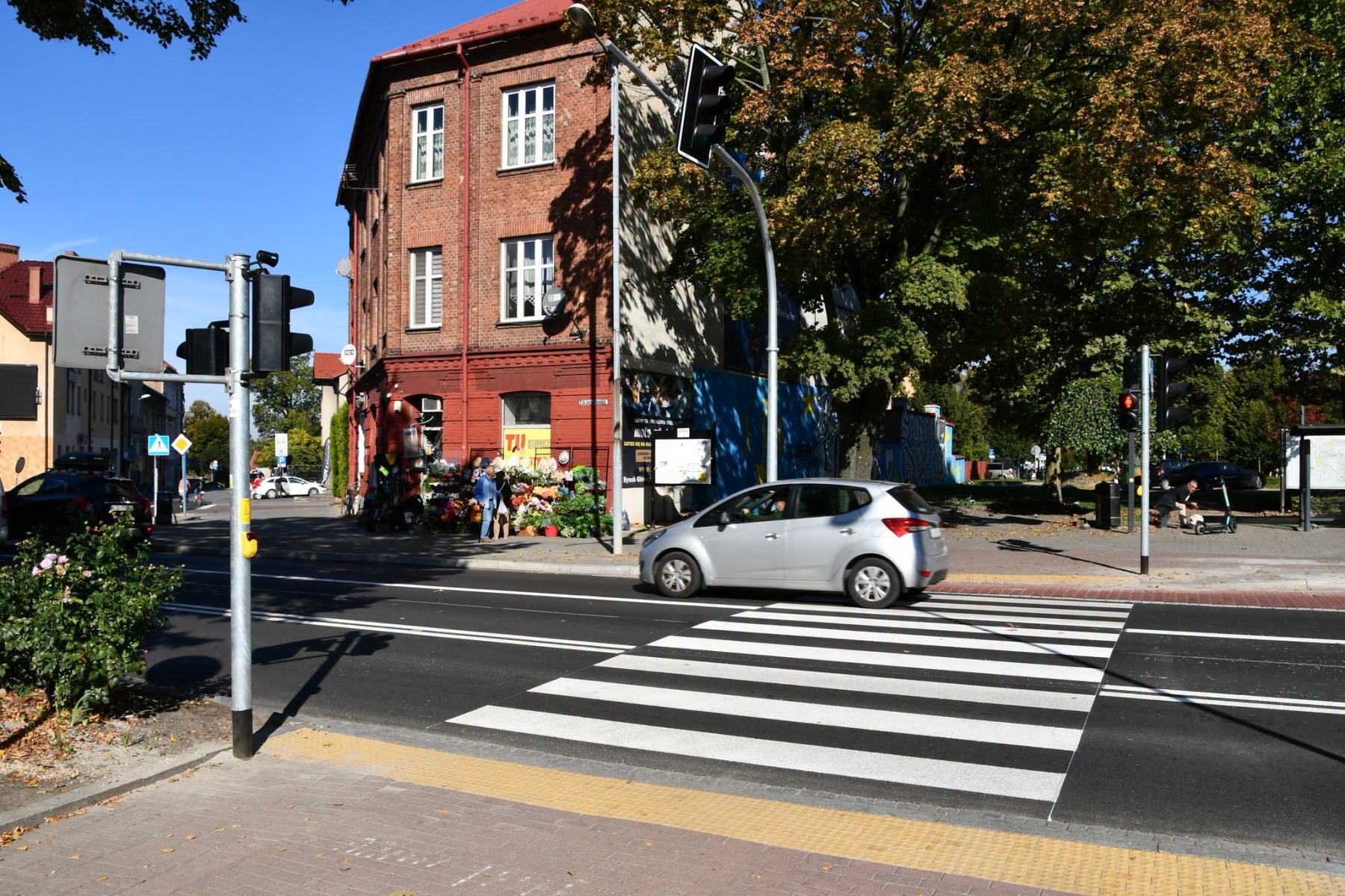 Nowa sygnalizacja i nawierzchnia na ważnym skrzyżowaniu w centrum Oświęcimia. Prace odebrane