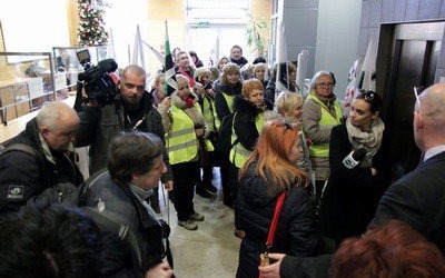 BRZESZCZE. Żony górników protestują w Krakowie