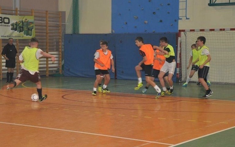 POWIAT. Zimowa Liga Piłki Nożnej Halowej Osiek 2015