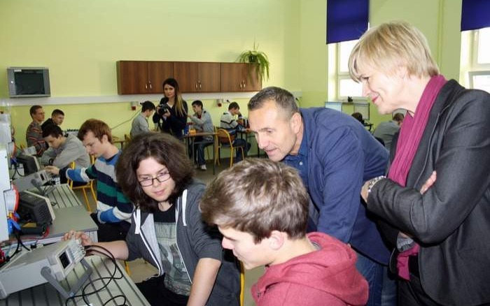 POWIAT. Mechatronicy z Ozetów pracują na nowym sprzęcie