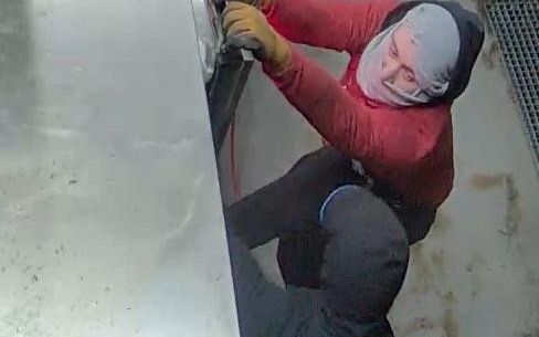 ŁĘKI. Szukają włamywaczy, pomóż policji