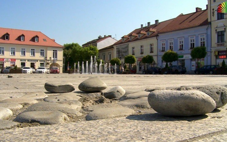 VIDEO-OŚWIĘCIM. Uwaga pod nogi na Rynku Głównym