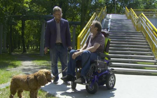 VIDEO-OŚWIĘCIM. Miasto Pokoju nieprzyjazne dla osób niepełnosprawnych?