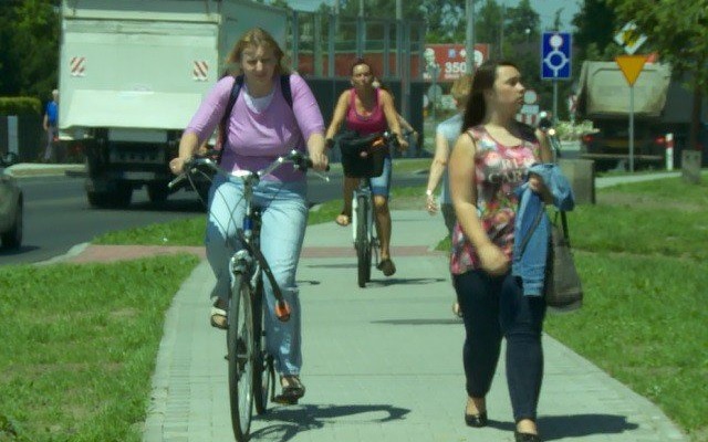 VIDEO-OŚWIĘCIM. Kto jest odpowiedzialny za brak ścieżki rowerowej przy DK 44?