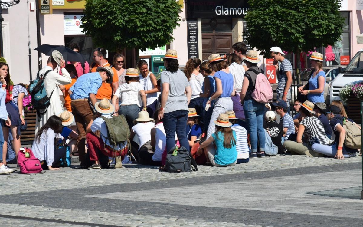 OŚWIĘCIM. Kolejne grupy zwiedzają Oświęcim