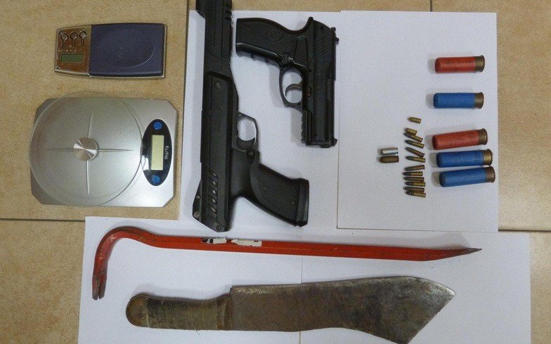 BRZESZCZE. Broń i narkotyki u 22-latka