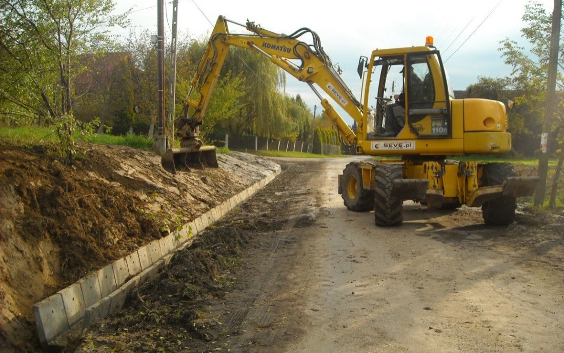 POWIAT. Trwają prace drogowe na terenie Bulowic, Kęt i Malca