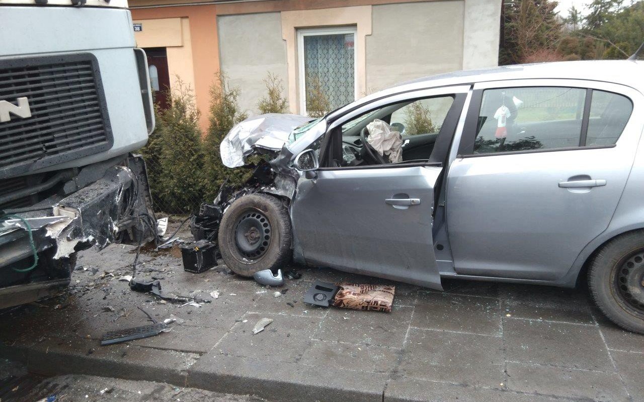 WŁOSIENICA. Ciężarówka zderzyła się z samochodem osobowym