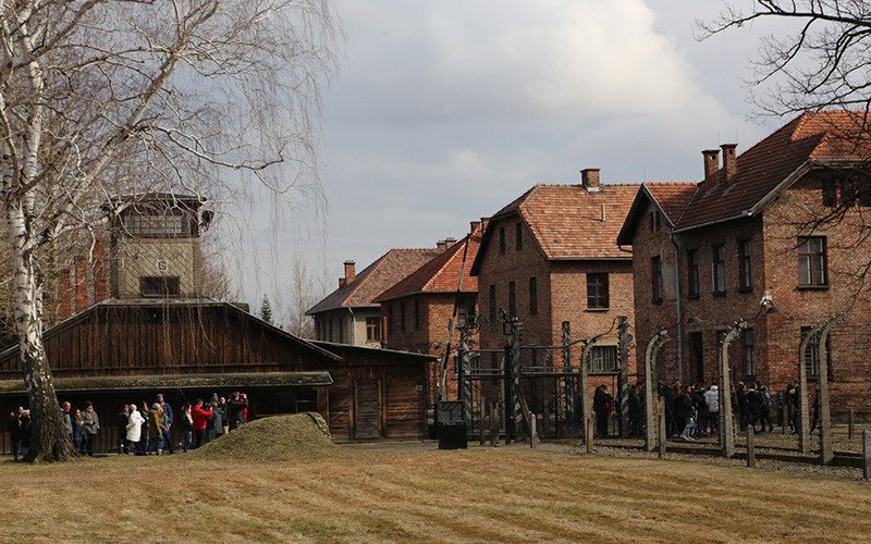 OŚWIĘCIM. Skandal na terenie Muzeum Auschwitz. Byli nadzy, zabili owcę i skuli się łańcuchami