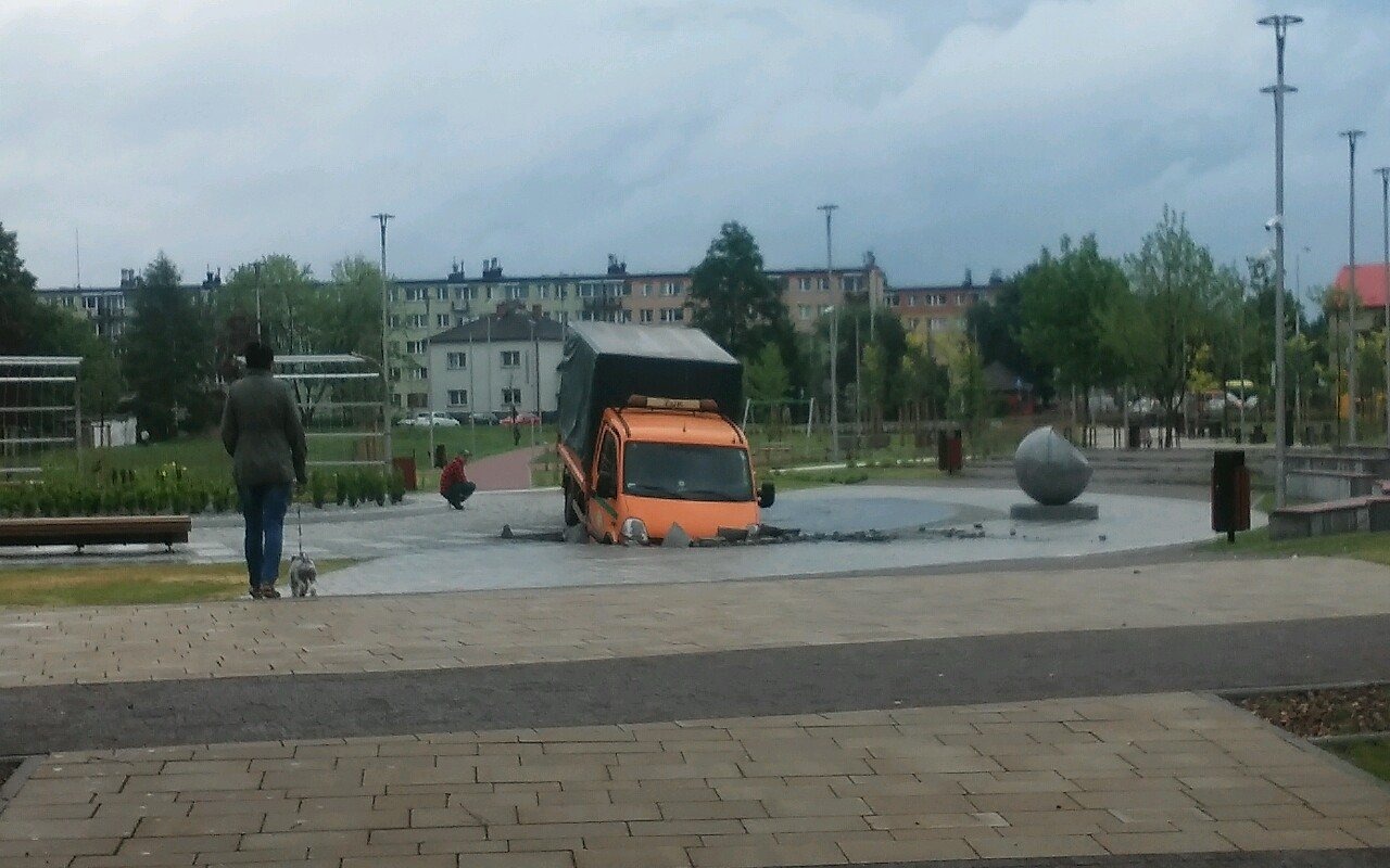 OŚWIĘCIM. Samochód ZUK zniszczył fontannę