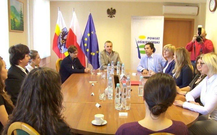 POWIAT. Podpisanie pierwszych umów stypendialnych ze studentami medycyny