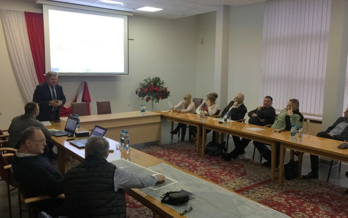 CHEŁMEK. Burmistrz Chełmka zaprezentował warianty przebiegu obwodnicy