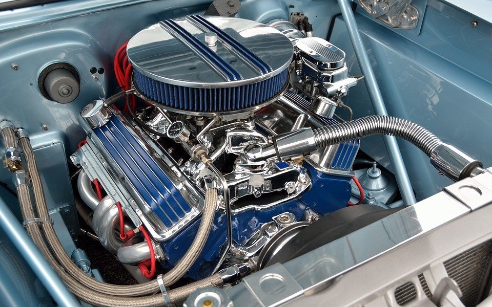 Na co zwracać uwagę wybierając olej samochodowy?