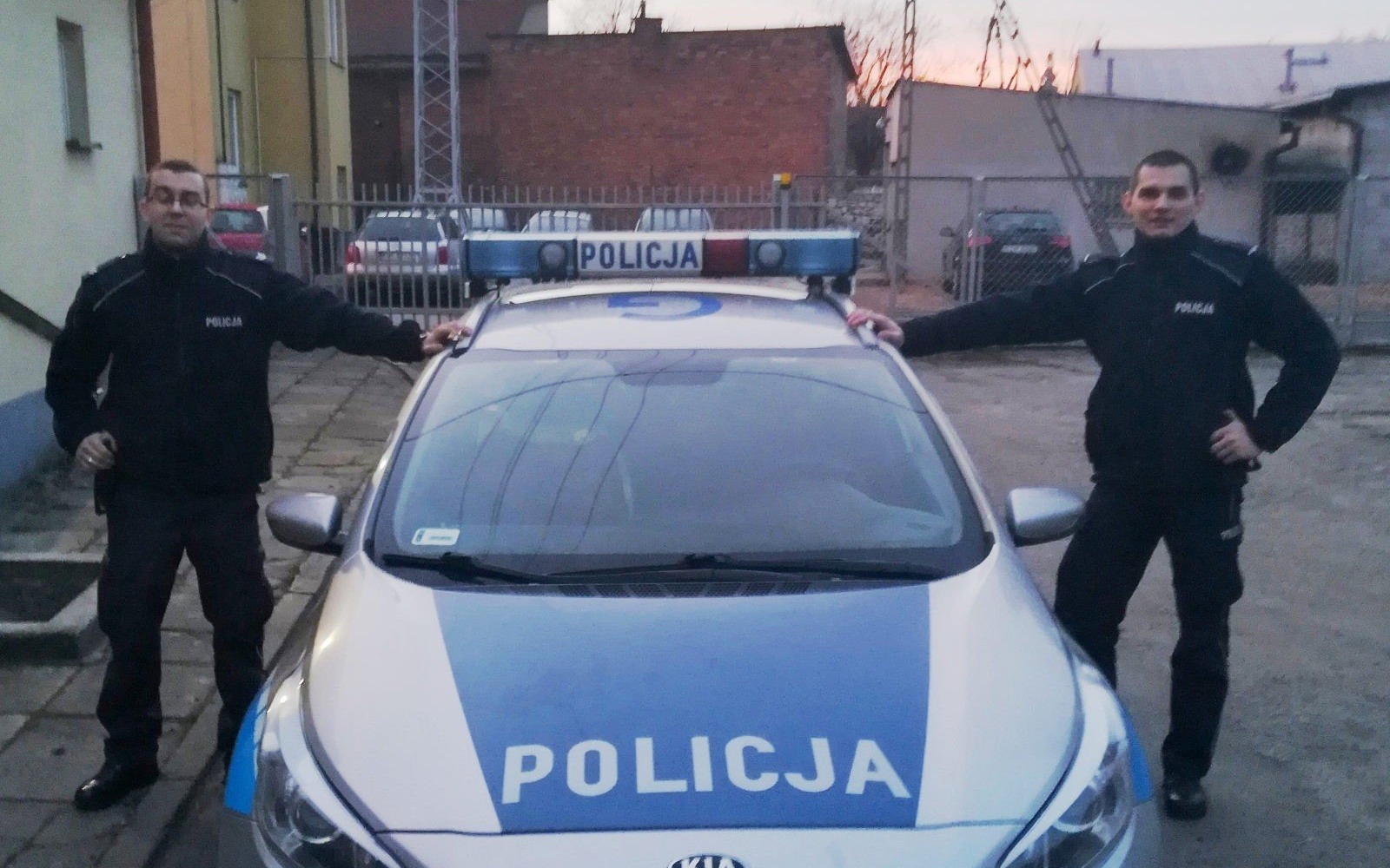 CHEŁMEK. Życie kierowcy uratowane przez policjantów i strażnika więziennego