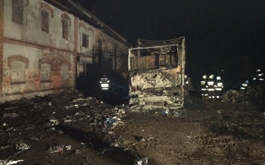 ŁĘKI. Pożar na terenie firmy składującej odpady