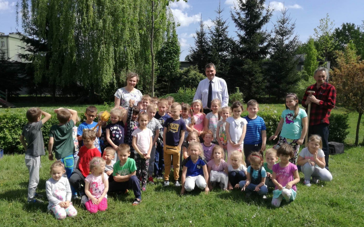 OŚWIĘCIM. Przedszkolaki wraz z prezydentem zasadziły nowe drzewa z okazji Dnia Ziemi