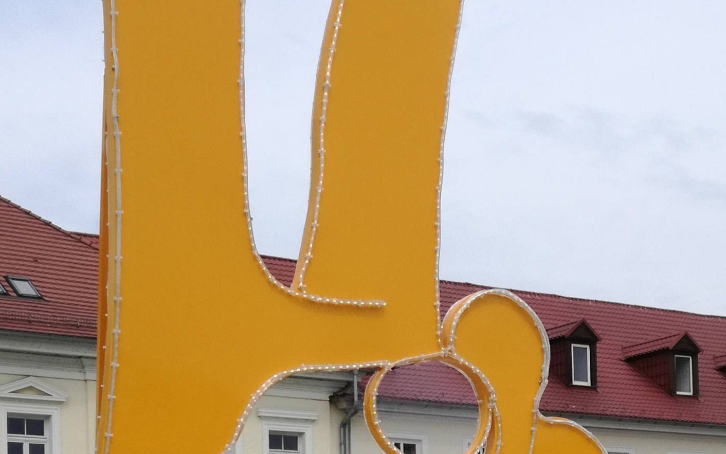 OŚWIĘCIM. 4,5 metrowa dłoń – symbol TLFO stanęła na rynku