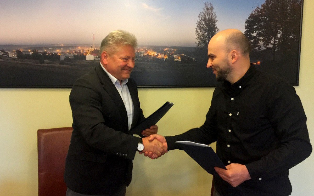 CHEŁMEK. Podpisano umowy odnośnie budowy „Skweru dzieci i młodzieży”