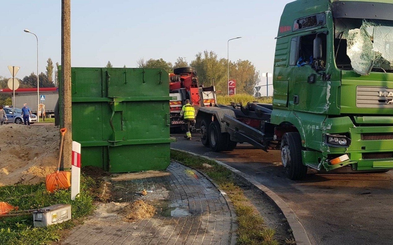 OŚWIĘCIM. Na rondzie przewróciła się ciężarówka