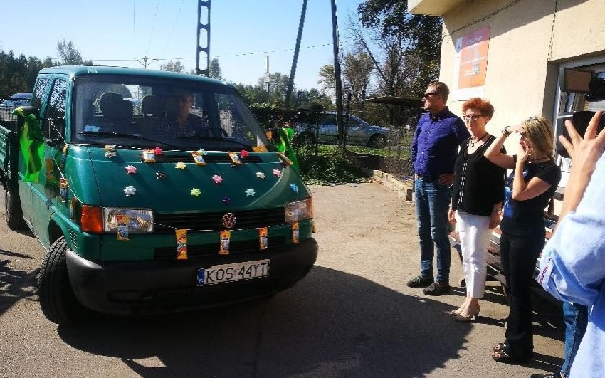 OŚWIĘCIM. Starosta Zbigniew Starzec przekazał samochód dla schroniska