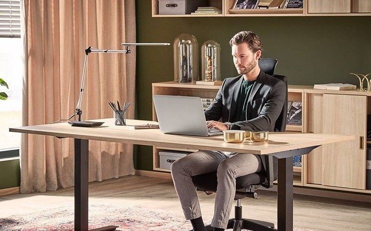 Jak wyposażyć ergonomiczne stanowisko pracy biurowej?