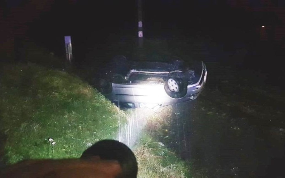 KĘTY. Jechał za szybko i dachował na torowisku