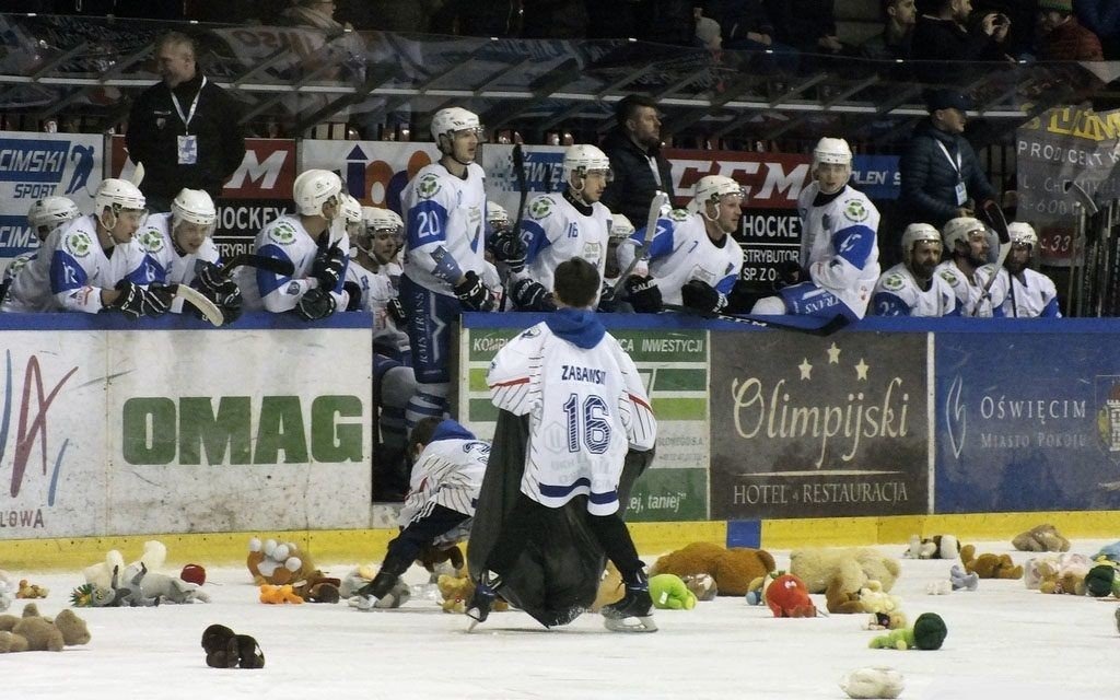 OŚWIĘCIM. Teddy Bear Toss znów polecą na lód