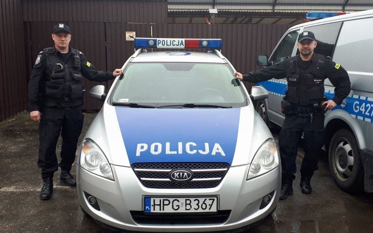 BABICE. Policjanci uratowali człowieka z ognia