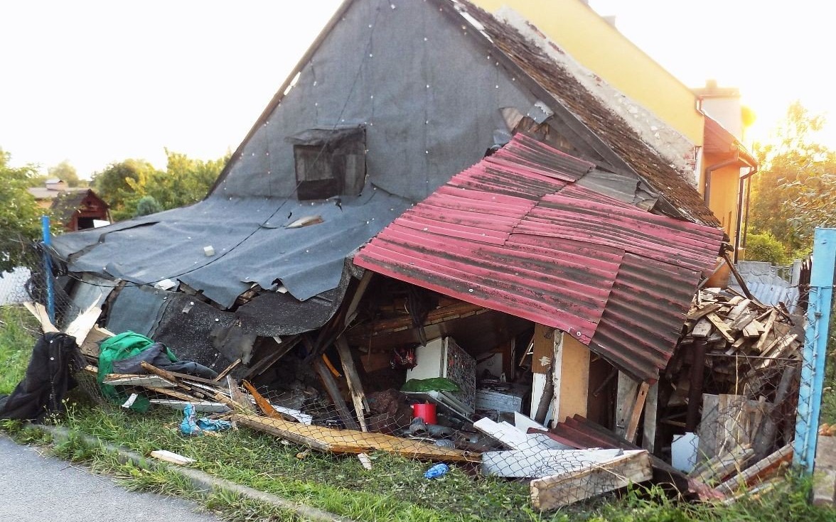 CHEŁMEK. Odnaleźli dwie osoby w zawalonym budynku