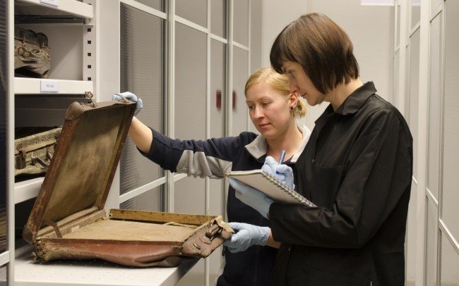 AUSCHWITZ. Historyczne walizy w specjalistycznych magazynach