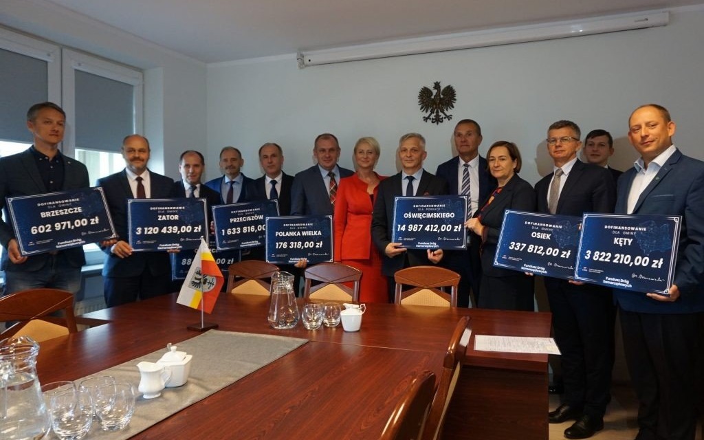 POWIAT. Wicewojewoda przekazał symboliczne czeki na 30 mln zł