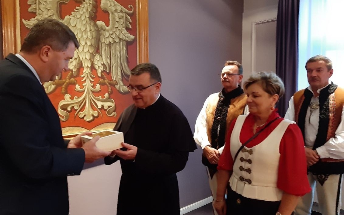 OŚWIĘCIM. Ziemia z Oświęcimia w cokole krzyża z Giewontu