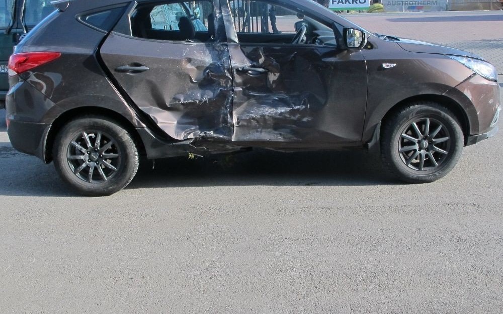 BIELANY. Wjechał wprost pod ciężarówkę