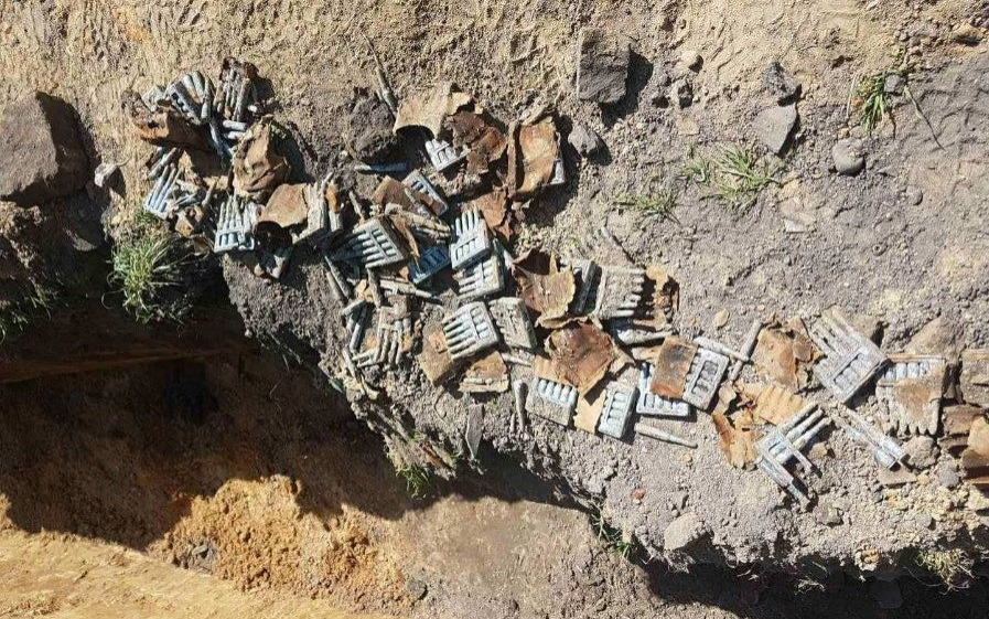 OŚWIĘCIM. Wykopali 100 sztuk amunicji do karabinka w Starym Mieście