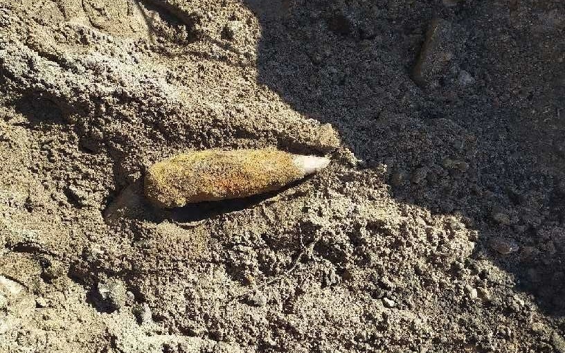 CHEŁMEK. Pocisk artyleryjski na budowie torowiska