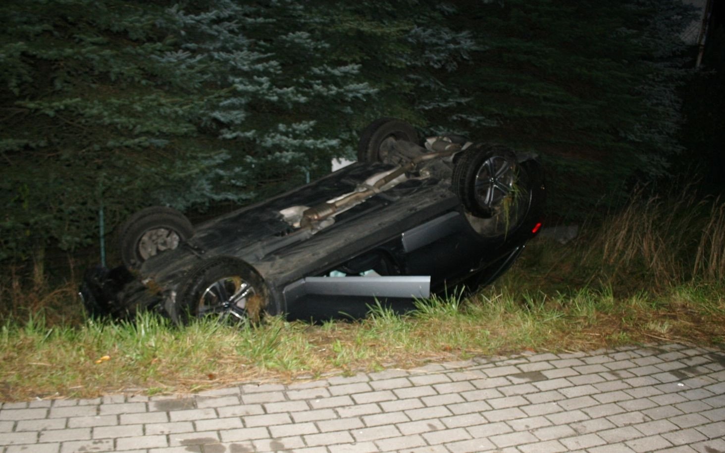 POWIAT. Zasnął za kierownicą i dachował w rowie