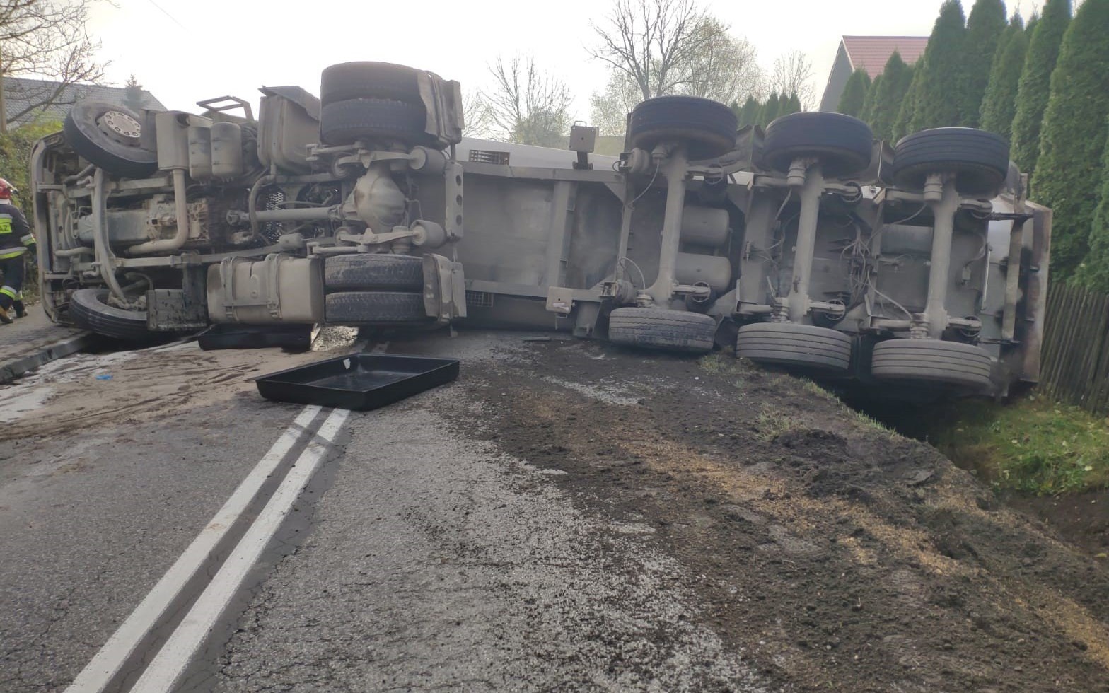 POWIAT. Ciężarówka z asfaltem wywróciła się na jezdnię