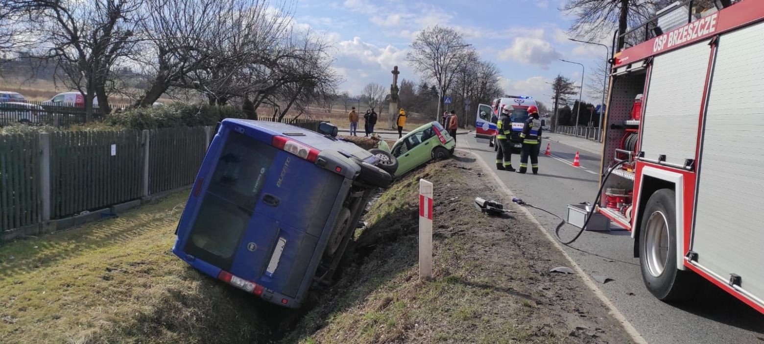 BRZESZCZE. Oba pojazdy wylądowały w rowie