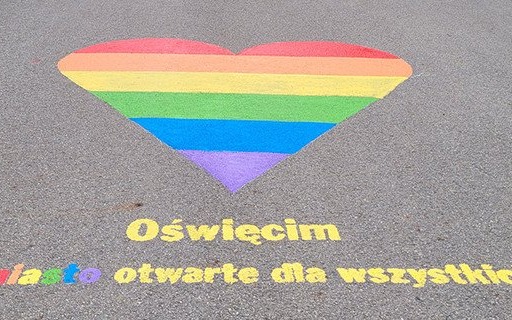 OŚWIĘCIM. Chcą na siłę wprowadzić motyw tęczowej flagi…