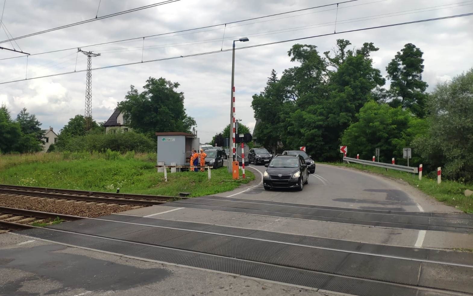 ZATOR. W ostatniej chwili zahamował przed torowiskiem