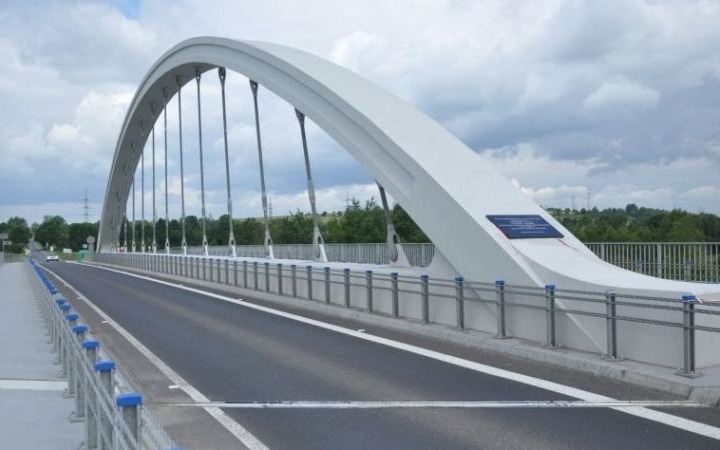 CHEŁMEK. Motocyklista wjechał na konstrukcję mostu