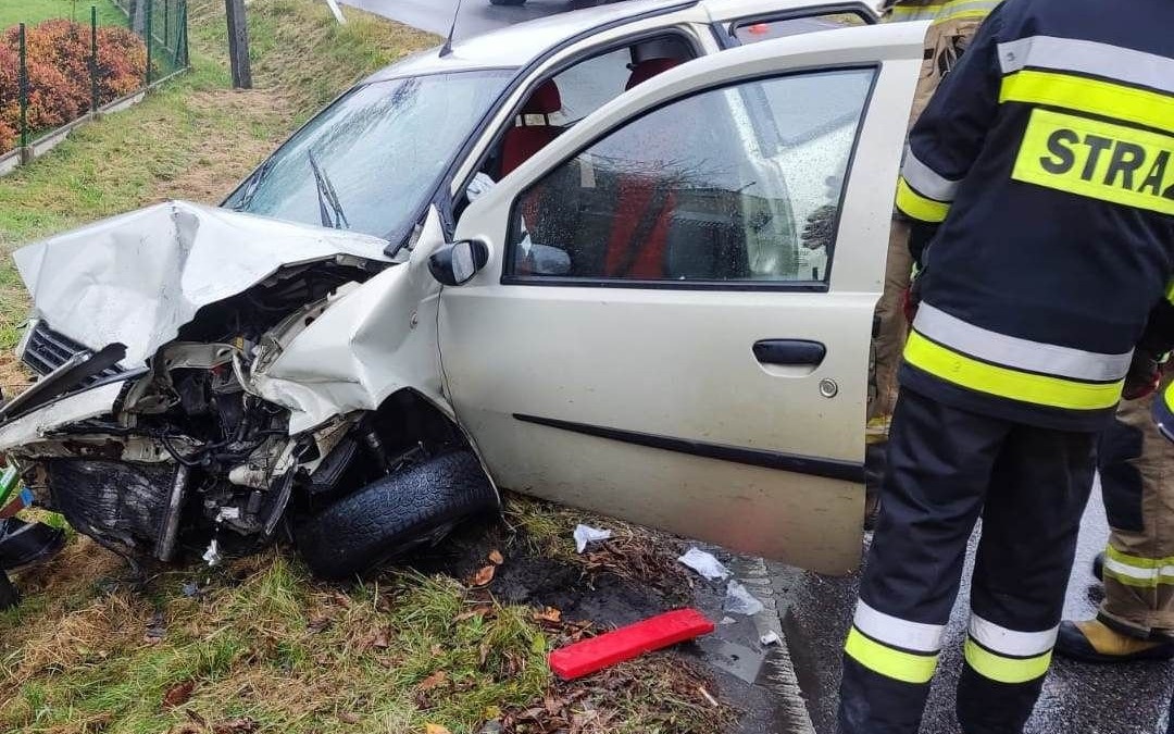 POWIAT. Zderzenie czołowo na łuku drogi