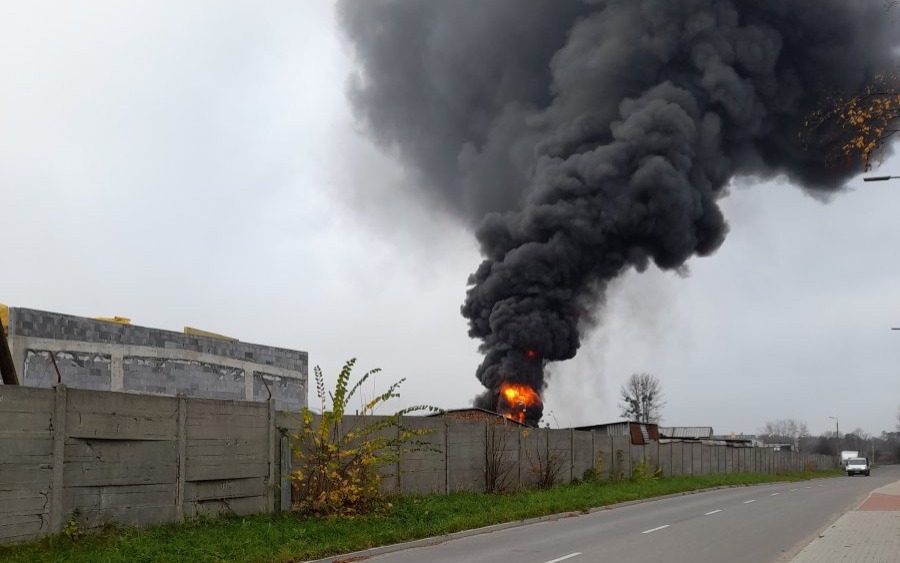 CHEŁMEK. Pożar hali produkcyjnej i plastikowych odpadów