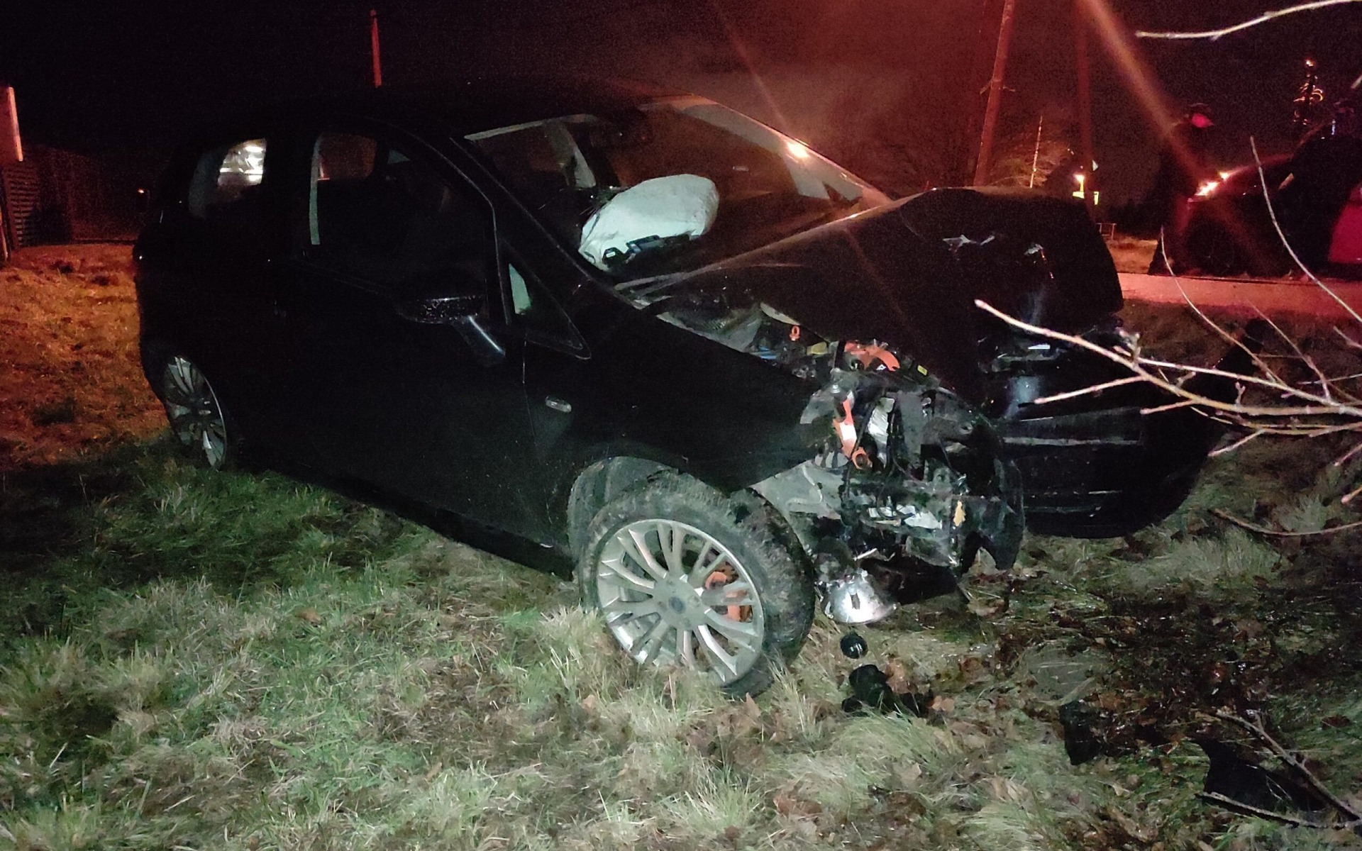 BOBREK. Stracił panowanie nad pojazdem i uderzył w drzewo