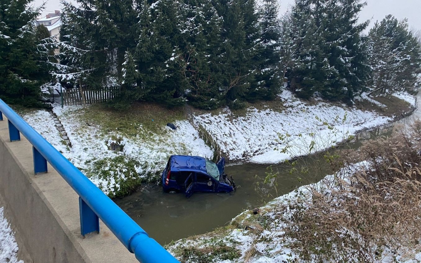 POWIAT. Dachował i wpadł do rzeki