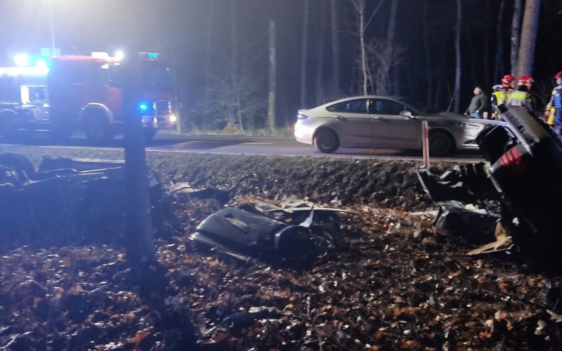 JAWISZOWICE. Wypadł z drogi, kierowca nie żyje