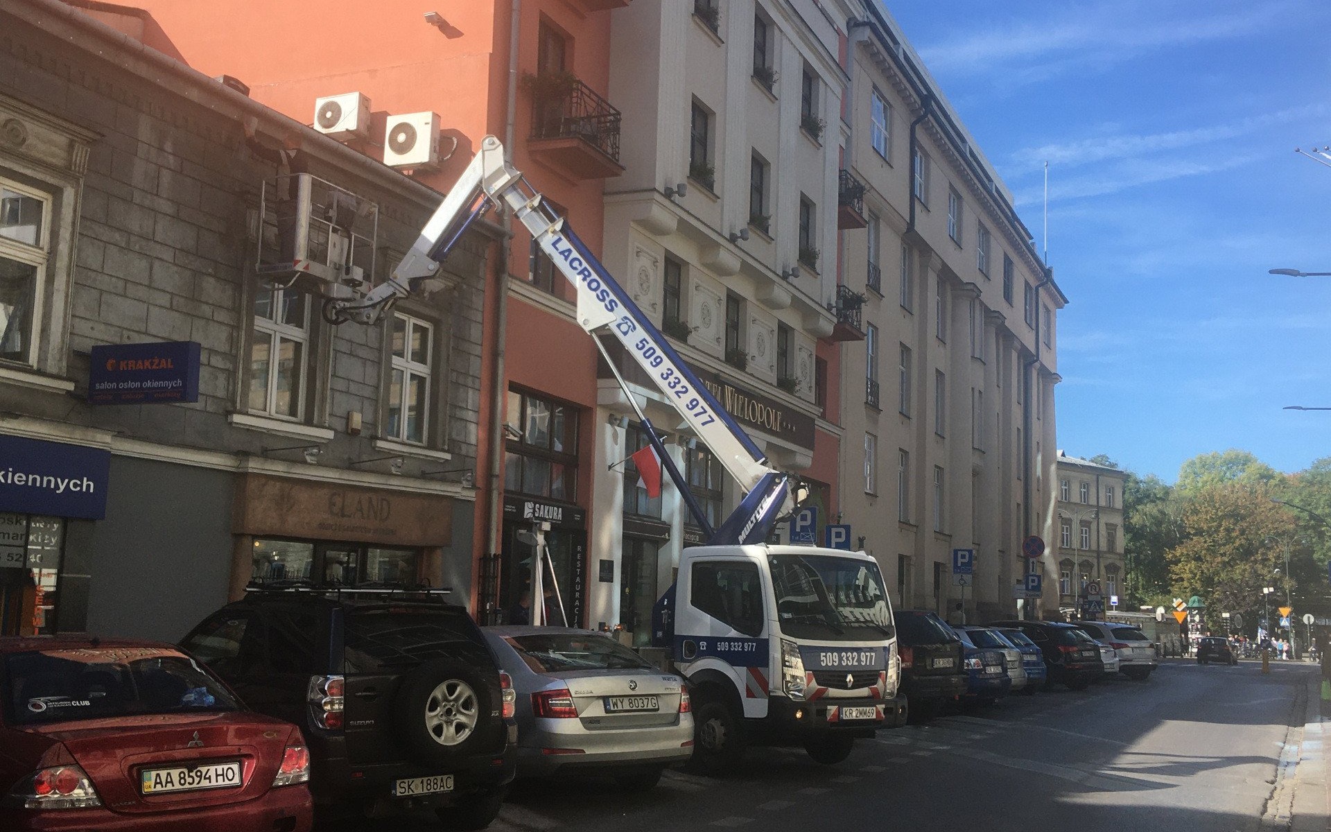 Dlaczego i kiedy warto wynająć podnośnik?