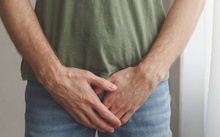 Nietrzymanie moczu u mężczyzn – przełamujemy tabu. Kogo dotyczy i jak sobie z tym radzić?
