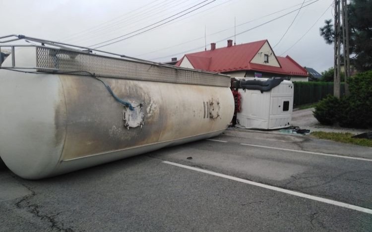 BULOWICE. W wyniku kolizji, cysterna położyła się na bok