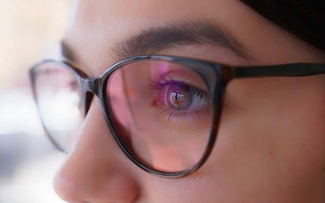 Technik optyk – praca, edukacja z Faber, perspektywy